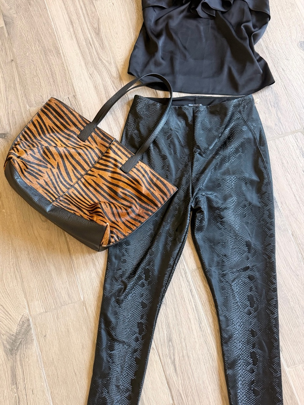 Lysse Black Snake-Embossed Leggings stretch sz L pants